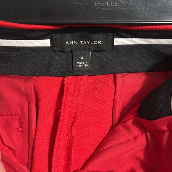 Beautiful red capris - Picture 2 of 3